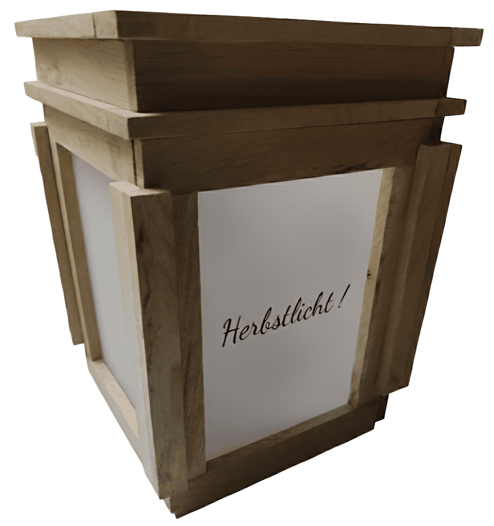 Bild einer Laterne aus Holzklötzchen gebaut. Auf einer Seite steht: Herbstlicht!