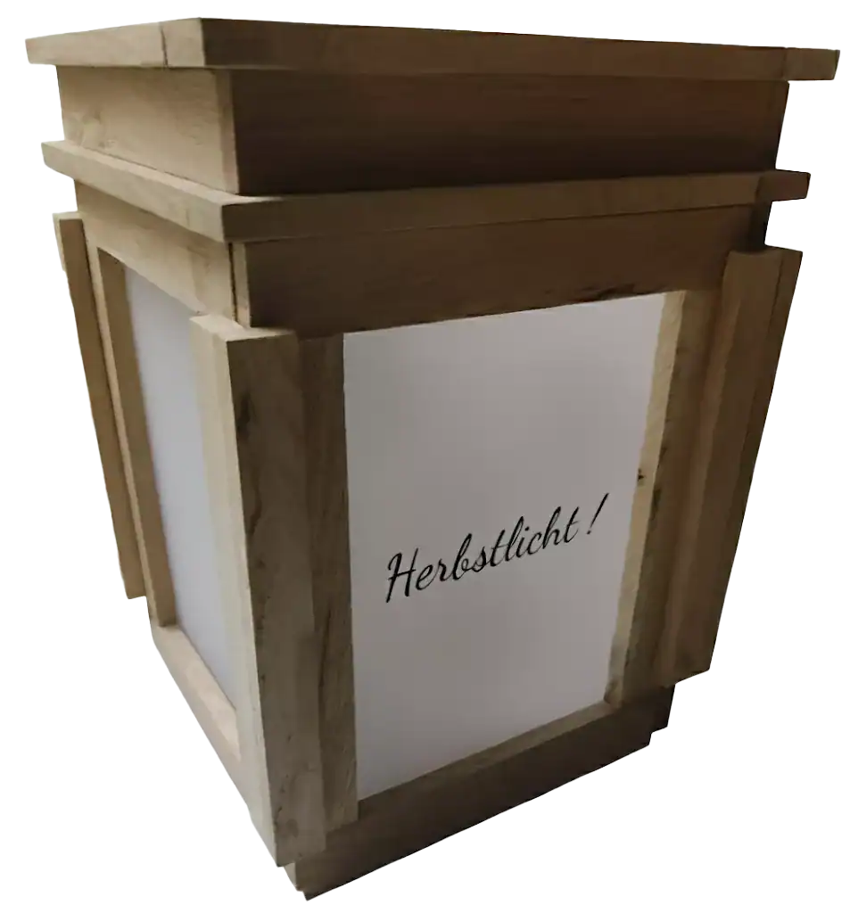 Bild einer Laterne aus Holzklötzchen gebaut. Auf einer Seite steht: Herbstlicht!