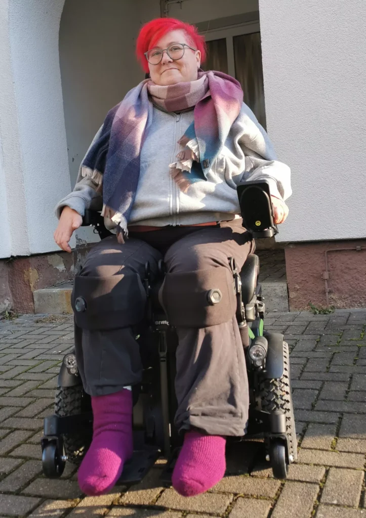 Portrait der Autorin Kordula Guth. Sie sitzt in einem E-Rolli